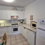 3 Pieces Climatise Avec Terrasse Et Parking, Centre-ville - Fr-1-780-17 * Sainte-Maxime