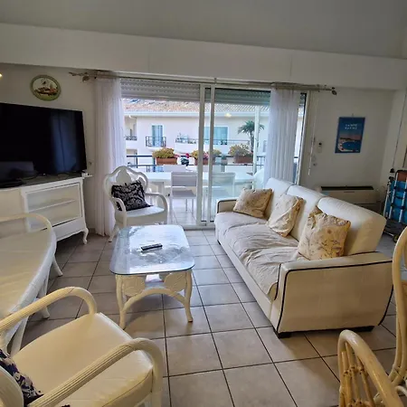 3 Pieces Climatise Avec Terrasse Et Parking, Centre-ville - Fr-1-780-17 * Sainte-Maxime