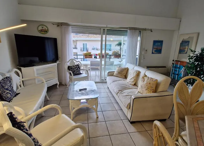 3 Pieces Climatise Avec Terrasse Et Parking, Centre-ville - Fr-1-780-17 * Sainte-Maxime